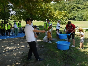 写真：子どもたちと遊ぶ区長