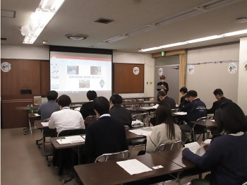 写真：報告会の様子