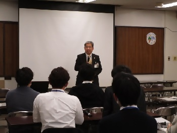 写真：講評に加え派遣職員へ労いの言葉をかける区長