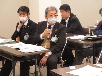 写真：派遣職員に質問をする区長