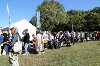 写真：区民まつりでの中川村ブースの様子