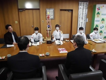 写真：区長室で報告