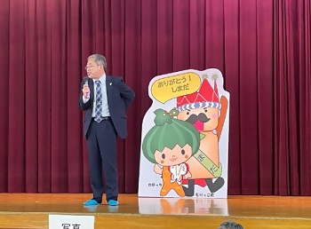 写真：あいさつする区長