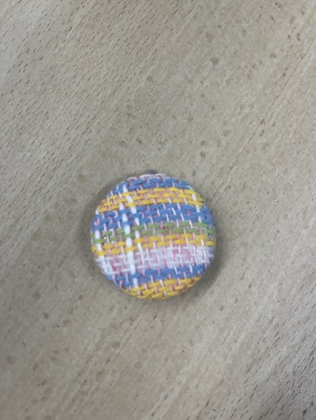 写真：さをり織りをあしらったスタッフバッジ