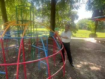 写真：天白渓下池公園内の遊具と市長