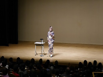 栞さんによる講演会の様子の写真