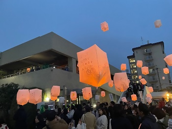空に浮かぶランタンの写真
