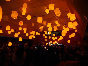 ランタン打ち上げの様子の写真