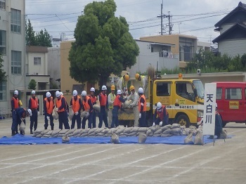 写真：消防隊、消防団、土木隊による水防工法訓練