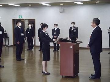 写真：新規職員への辞令伝達式の様子