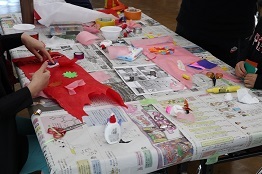 こいのぼり作りの様子の写真