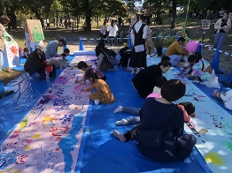 路上お絵かきの様子の写真