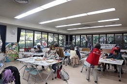 凧作りの様子の写真