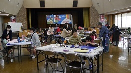 こいのぼり製作の様子の写真