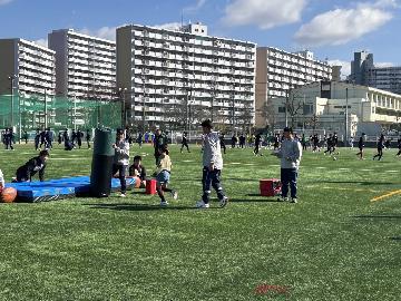 写真：ラグビーを体験している様子