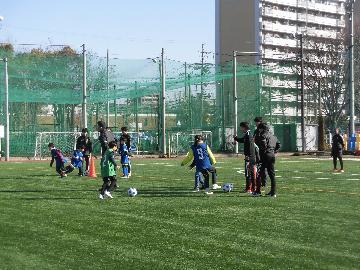 写真：サッカーを体験している様子