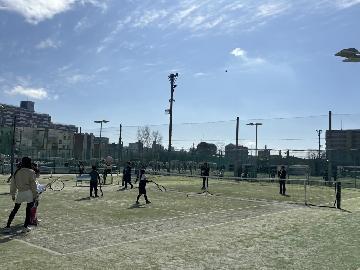 写真：テニスを体験している様子