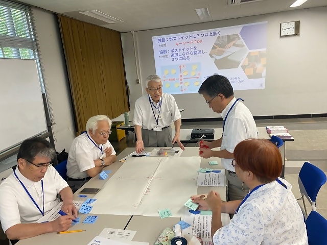 写真：ふせんに思ったことを書きます