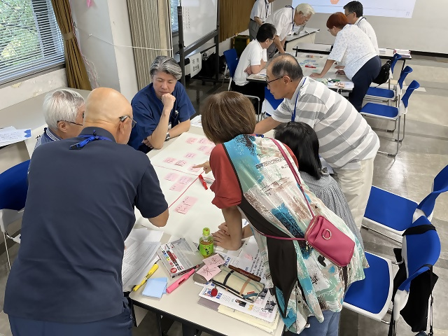 写真：ふせんに書いたアイデアをみんなで共有します