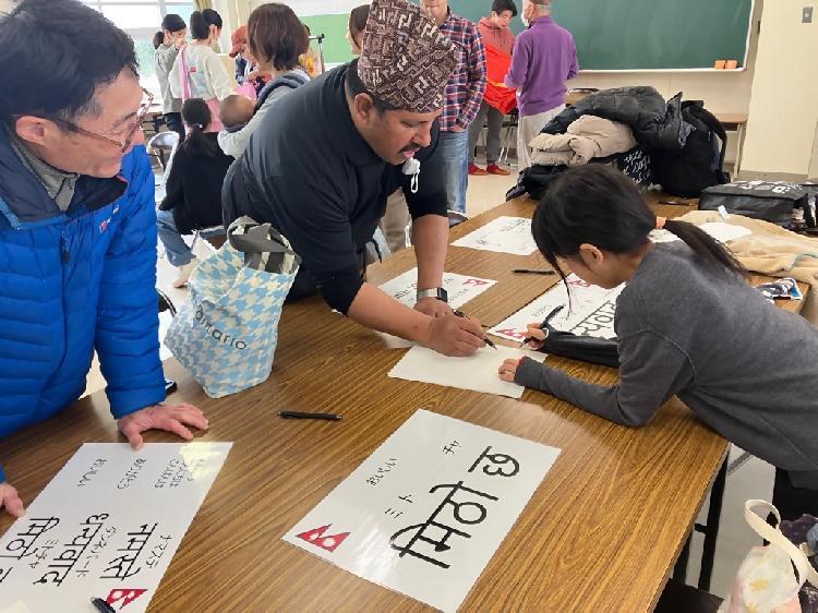写真:ネパールのあいさつと文字を学ぶ
