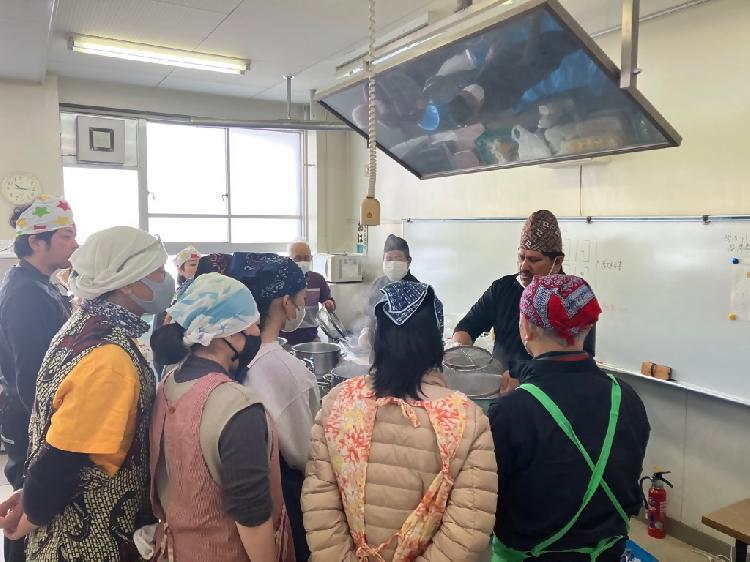 写真:チキンカレーの作り方を学ぶ