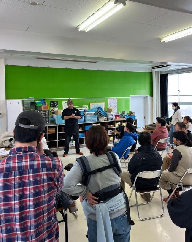 写真:来日した際の自身の経験談を話すネパール人シェフ