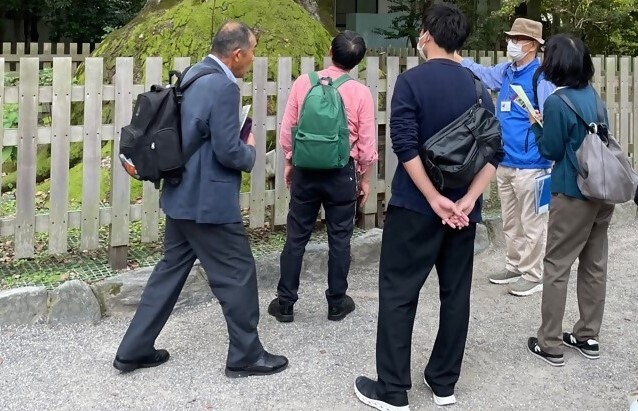 写真：歴史ガイドツアーの様子