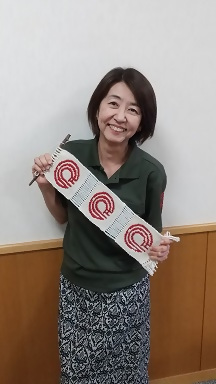 写真:熱田ブランドロゴマークを持つ宮澤区長