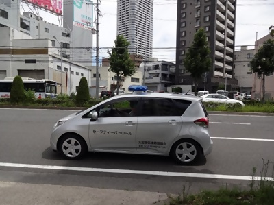 青色パトロールカー