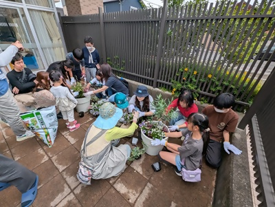 花植え活動の様子
