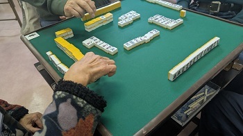 写真:麻雀卓を囲む様子