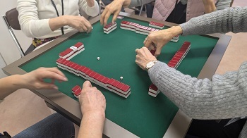 写真:麻雀卓を囲む女性四名