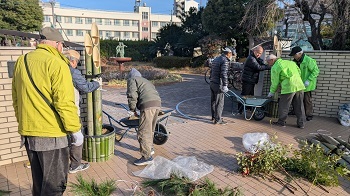 写真:高蔵小学校校門