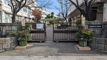 写真:沢上中学校門松