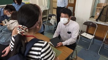 写真:熱田区役所への報告の様子