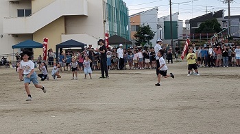 写真:パン食い競争