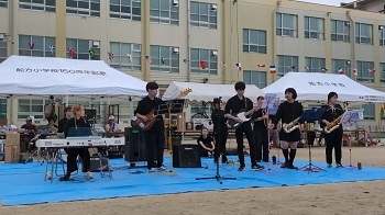 写真:名古屋学院大学ジャズ研究部の演奏