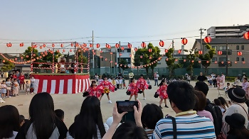 写真:子ども達によるダンスの披露