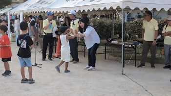 写真:校長先生と児童