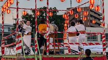 写真:櫓の上で踊る様子