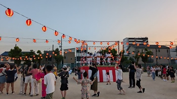 写真:櫓の回りで踊る様子