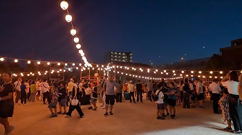 写真:夜の盆踊り会場