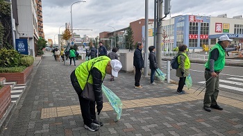 写真:交差点でのごみ拾い