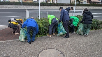 写真:植え込みの清掃