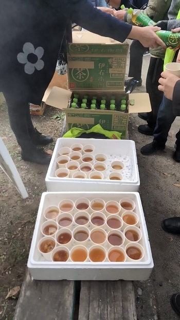 写真:防災用味噌汁の配布