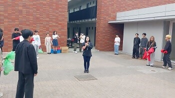 写真：学生たちが集まる様子