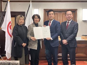 写真：目録贈呈式