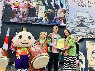 写真：名古屋デー記念品交換