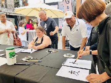 写真：名古屋デー書道体験