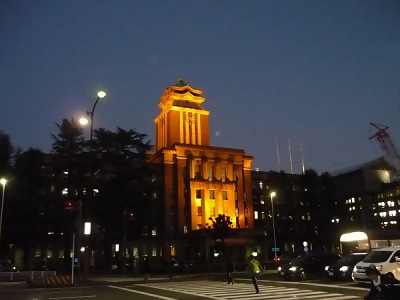 写真：市役所本庁舎ライトアップ